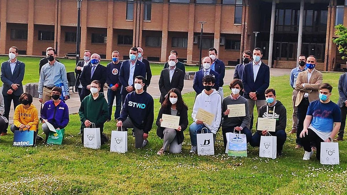 Por la izquierda, agachados, los alumnos Sara Fernández, Laura Fernández, Víctor Fernández, Carlos Villahoz, Juan Cerdeño, María Lucía Aparicio, Alfonso Alonso, Álvaro Fernández, Carlos del Río y Lucas Queipo, posando con Ignacio Villaverde y otras autoridades frente a la Escuela Politécnica, ayer. | M. León