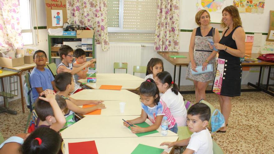 La edil, en su visita a uno de los centros.