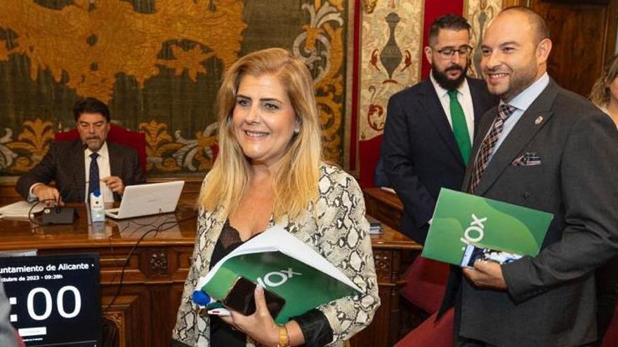 Concejales de Vox pasan por delante del alcalde, Luis Barcala, antes del inicio del pleno de este jueves