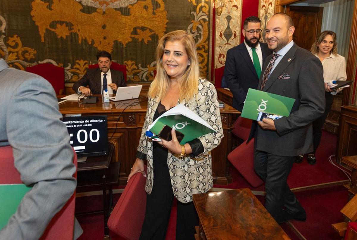 Concejales de Vox pasan por delante del alcalde, Luis Barcala, antes del inicio del pleno de este jueves