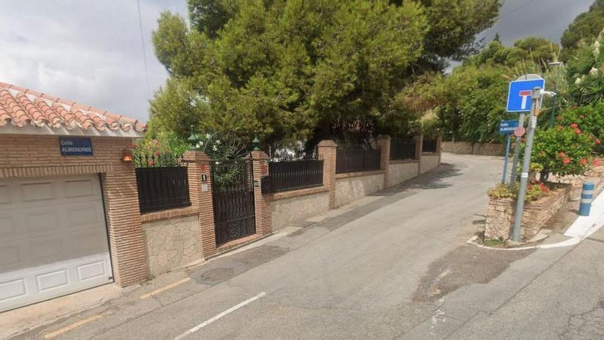 Acceso a la calle Almendros, en Pinares de San Antón.
