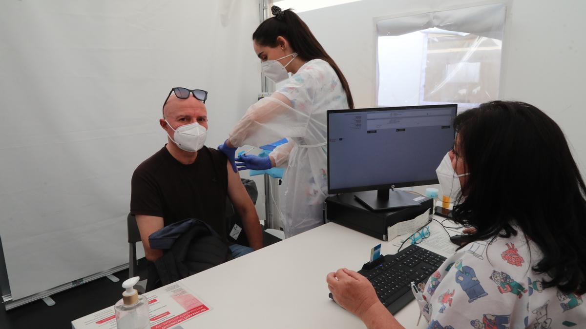 Imagen de archivo de vacunaciones en el hospital de campaña.