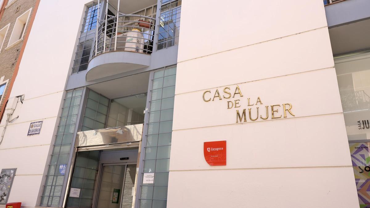Fachada de la Casa de la Mujer en la calle Don Juan de Aragón de Zaragoza.
