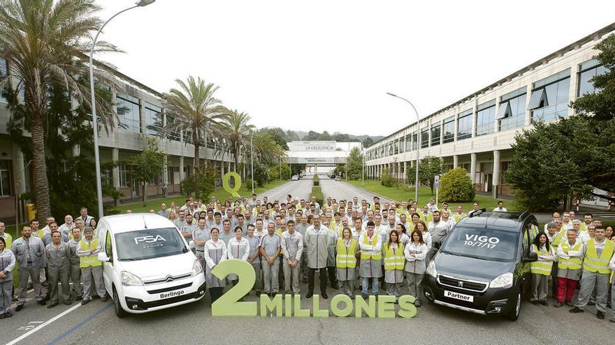 Directivos de la planta, representantes del comité de empresa y trabajadores durante la celebración ayer en Balaídos. // FdV