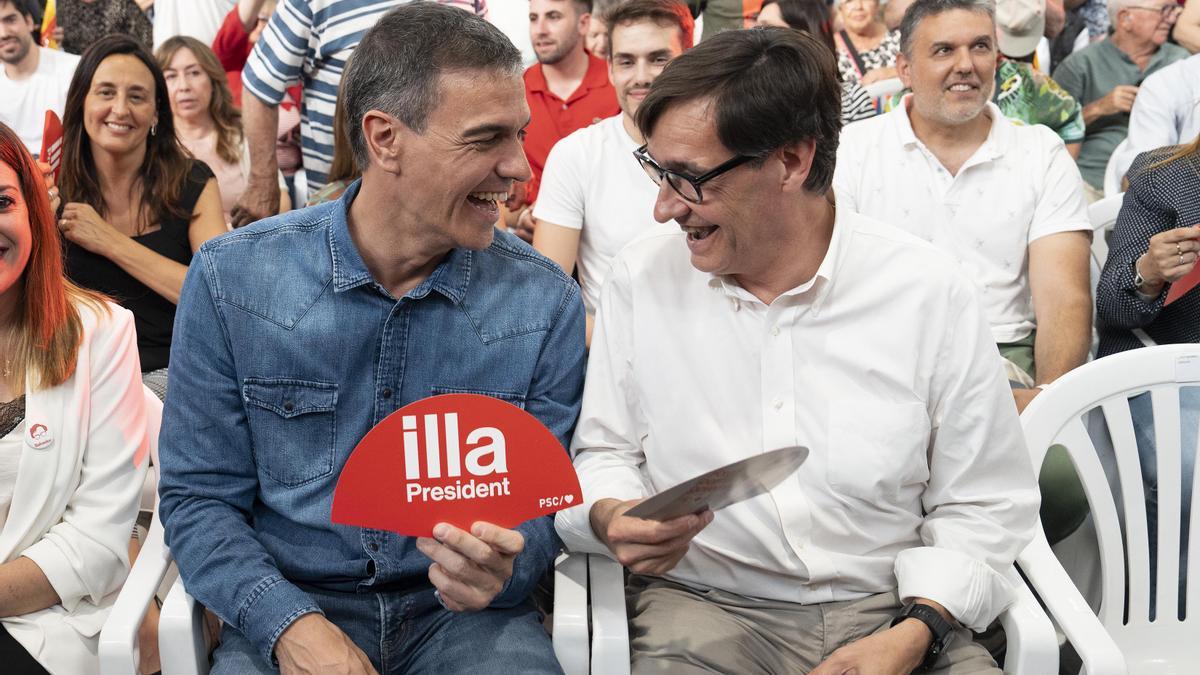 El presidente del Gobierno, Pedro Sánchez, y el líder del PSC, Salvador Illa, durante un acto de la campaña electoral.