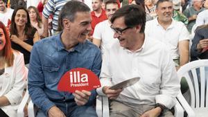 El presidente del Gobierno, Pedro Sánchez, y el líder del PSC, Salvador Illa, durante un acto de la campaña electoral. 