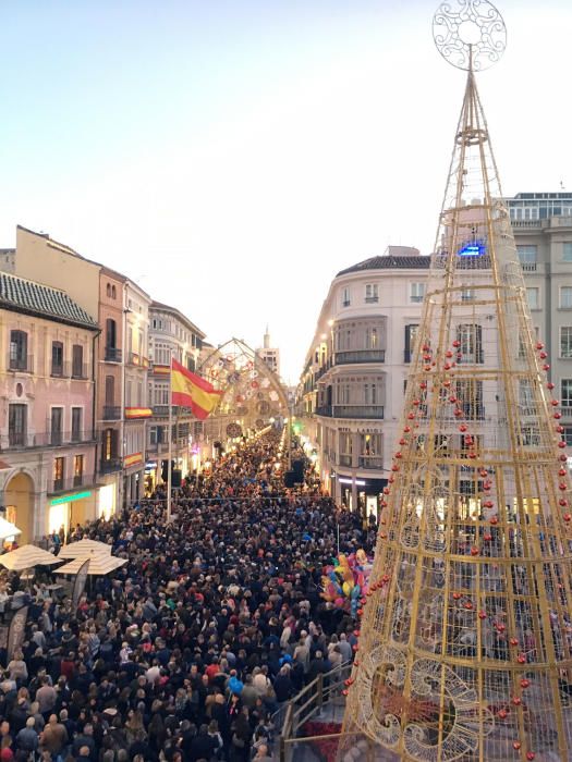 Desde primera hora, abarrotada la calle Larios y su entorno. Imagen de antes del encendido.