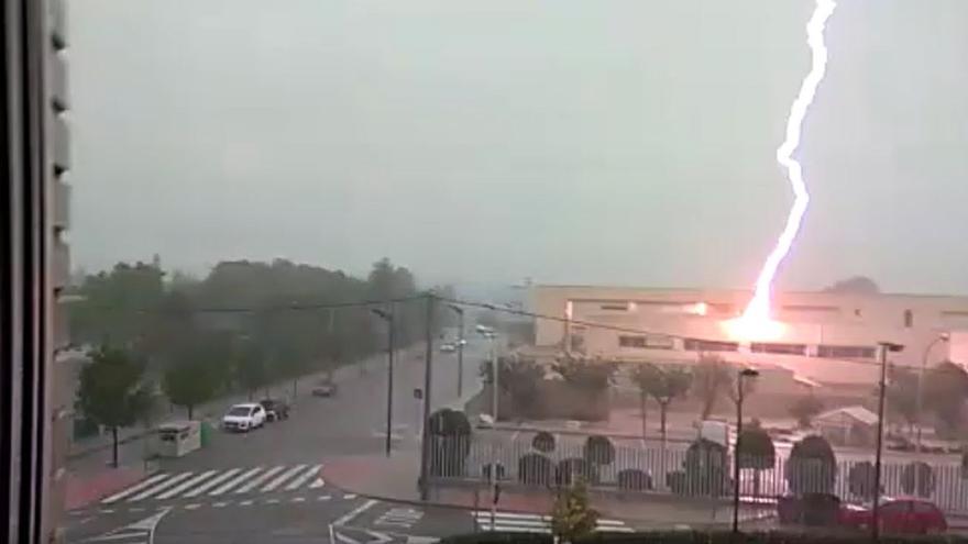 Espectacular impacto de un rayo en Villena
