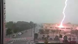 El brutal impacto de un rayo en un instituto de Villena