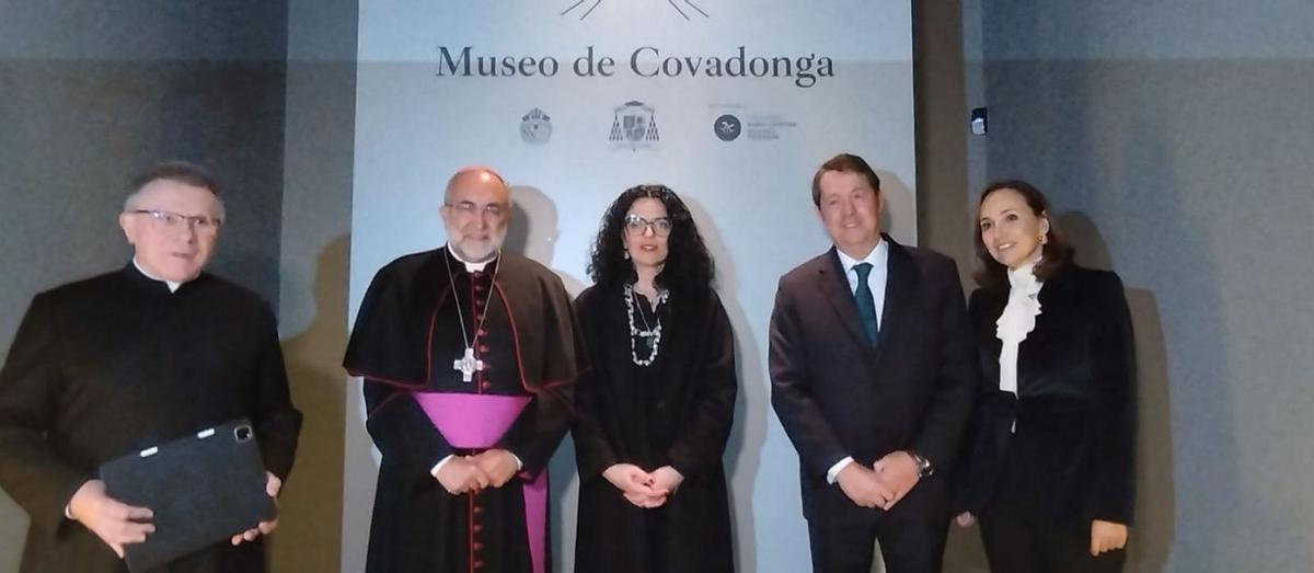 Arriba, por la izquierda, Adolfo Mariño, Jesús Sanz Montes, Vanessa Gutiérrez, Fernando Masaveu y Carolina Compostizo. Abajo, Vidal de la Madrid y Yayoi Kawamura, junto a algunas de las piezas del museo. | Julia Quince