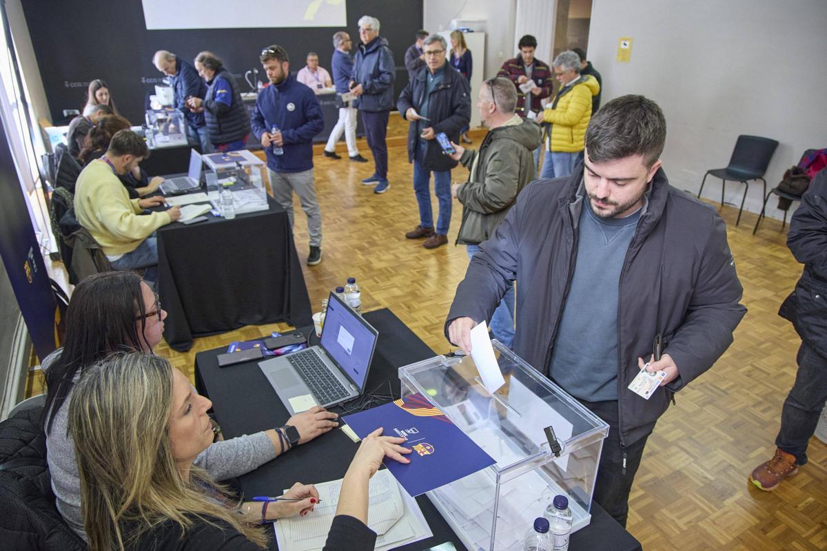 La Casa de Cultura s'ha omplert de socis i sòcies del FC Barcelona, que han exercit el seu dret a vot.
