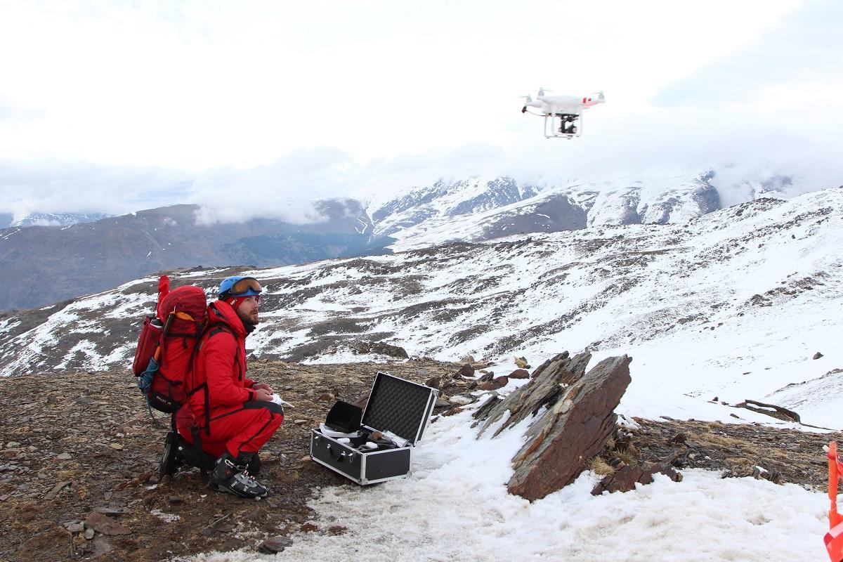 Un militar de la UME usa un drone durante un ejercicio de alta montaña.