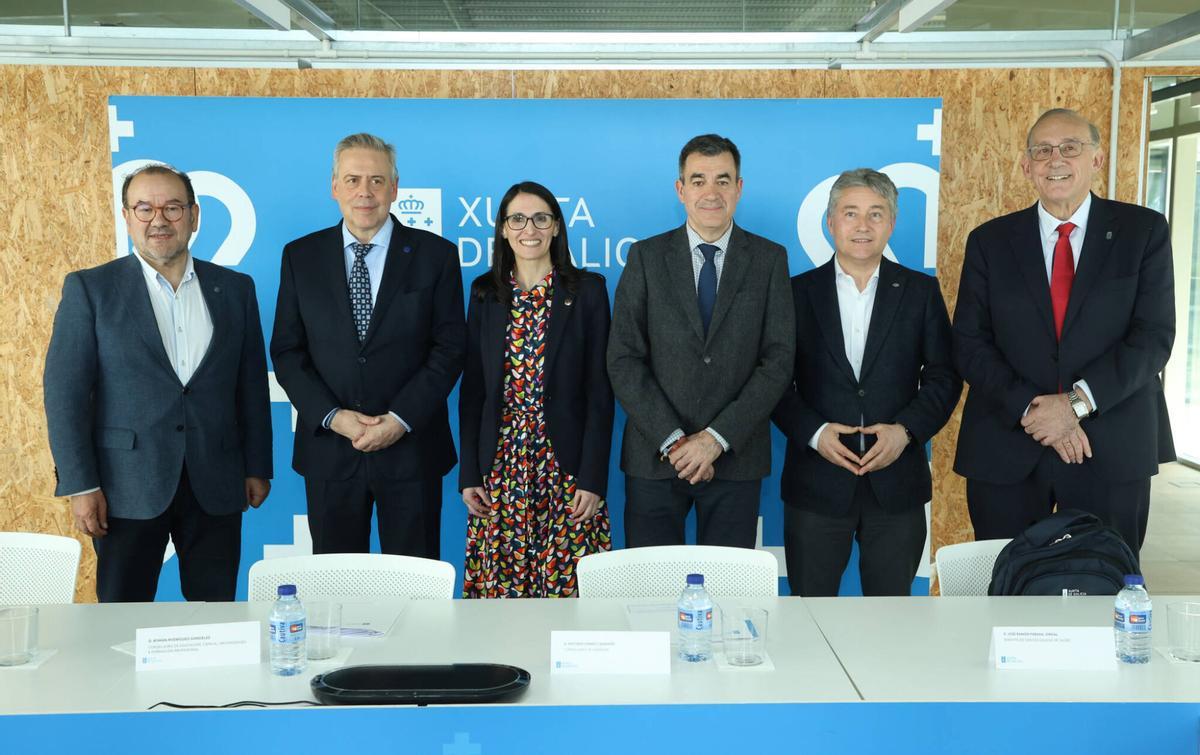 Desde la izq., López, Gómez, Crujeiras, Rodríguez, Cao y Reigosa, antes de la reunión de la comisión.