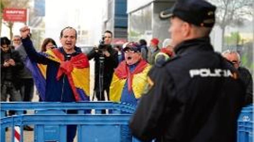 Petita protesta a l&#039;exterior de l&#039;edifici que acull el judici.