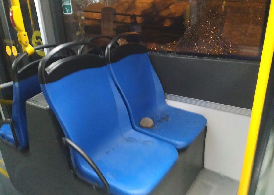 Tiran una piedra contra una guagua en Copherfam