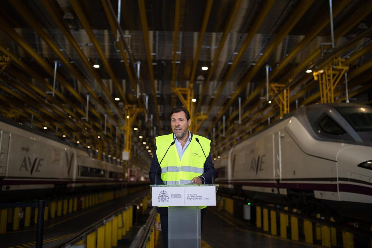 El ministro de Transportes y Movilidad Sostenible, Óscar Puente, interviene durante la presentación del Plan director de inversiones en los talleres de Renfe 2025-2030, en los Talleres de Renfe en Fuencarral, a 10 de octubre de 2025, en Madrid (España).