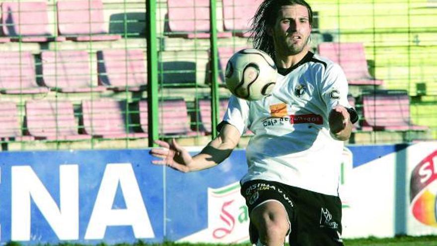 Gonzalo, nuevo jugador del Oviedo, intenta controlar un balón.