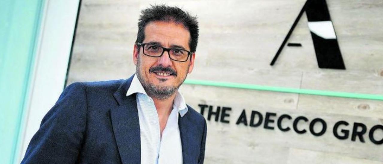 El director general de Adecco, Iker Barricat, en su despacho | David Castro