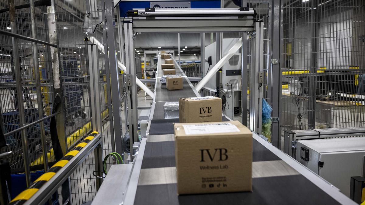 Varios paquetes, en el CTA de Correos en Zaragoza, esta semana.