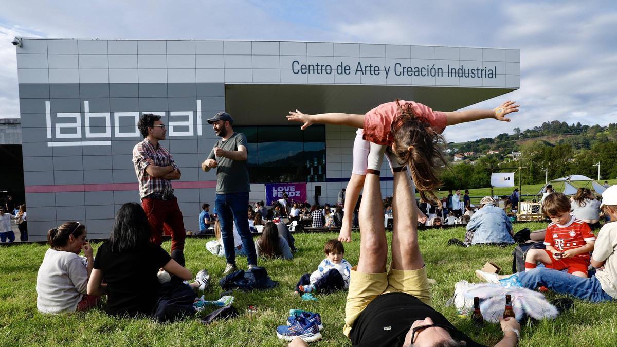 Ambiente en el exterior del centro de arte en la edición de primavera de LABshop en el año 2024.