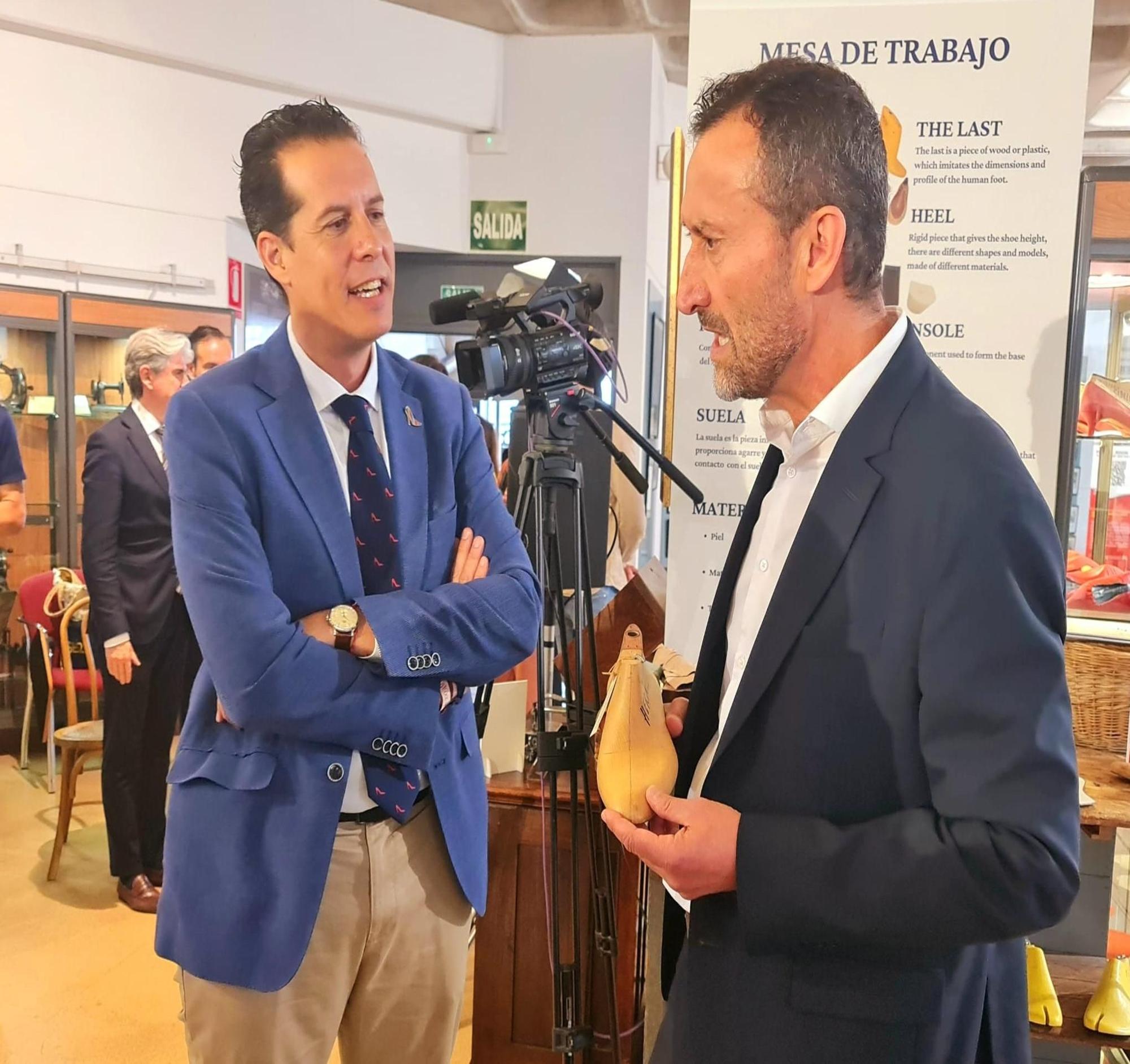 Los alcaldes de Elda y Elche, Rubén Alfaro y Carlos González, al finalizar la reunión en el Museo del Calzado.