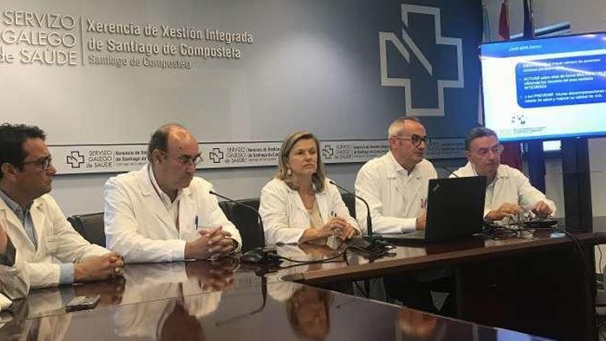 Monserrat Souto, Felipe Calle, Alfonso Varela, Eloína Núñez, Antonio Pose, Francisco Javier Suárez y Victoria Carral, ayer, durante la presentación del hospital diurno en Conxo.