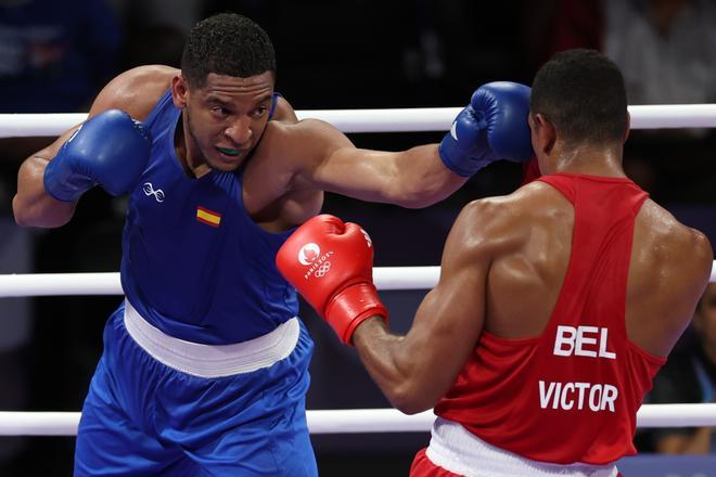 El boxeador español Enmanuel Reyes Pla (azul) durante su combate de boxeo contra el belga Victor Scheltraete (rojo) en los cuartos de final masculino de la categoría en los Juegos Olímpicos 2024 en la categoría de 92kg. 