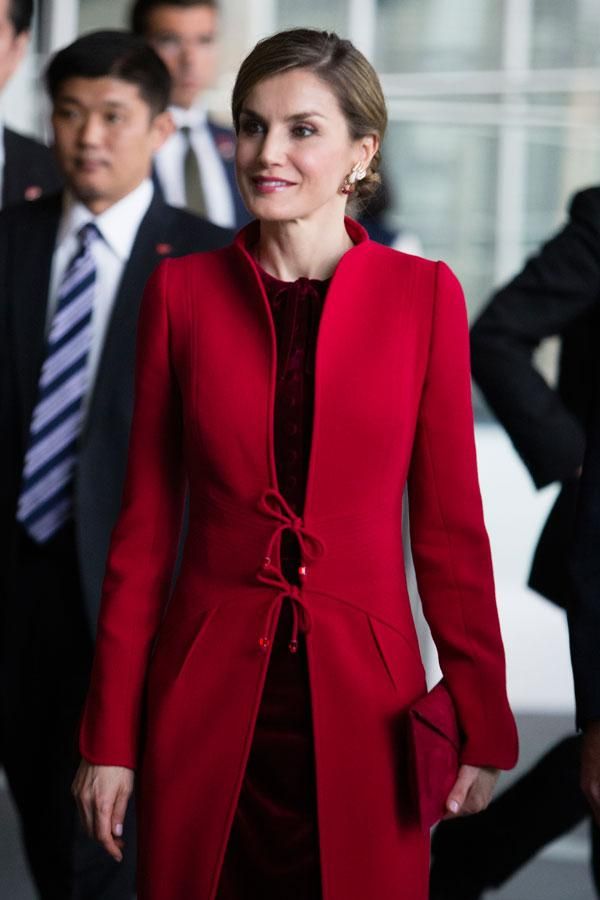 Letizia Ortiz con abrigo recto en color rojo de Felipe Varela