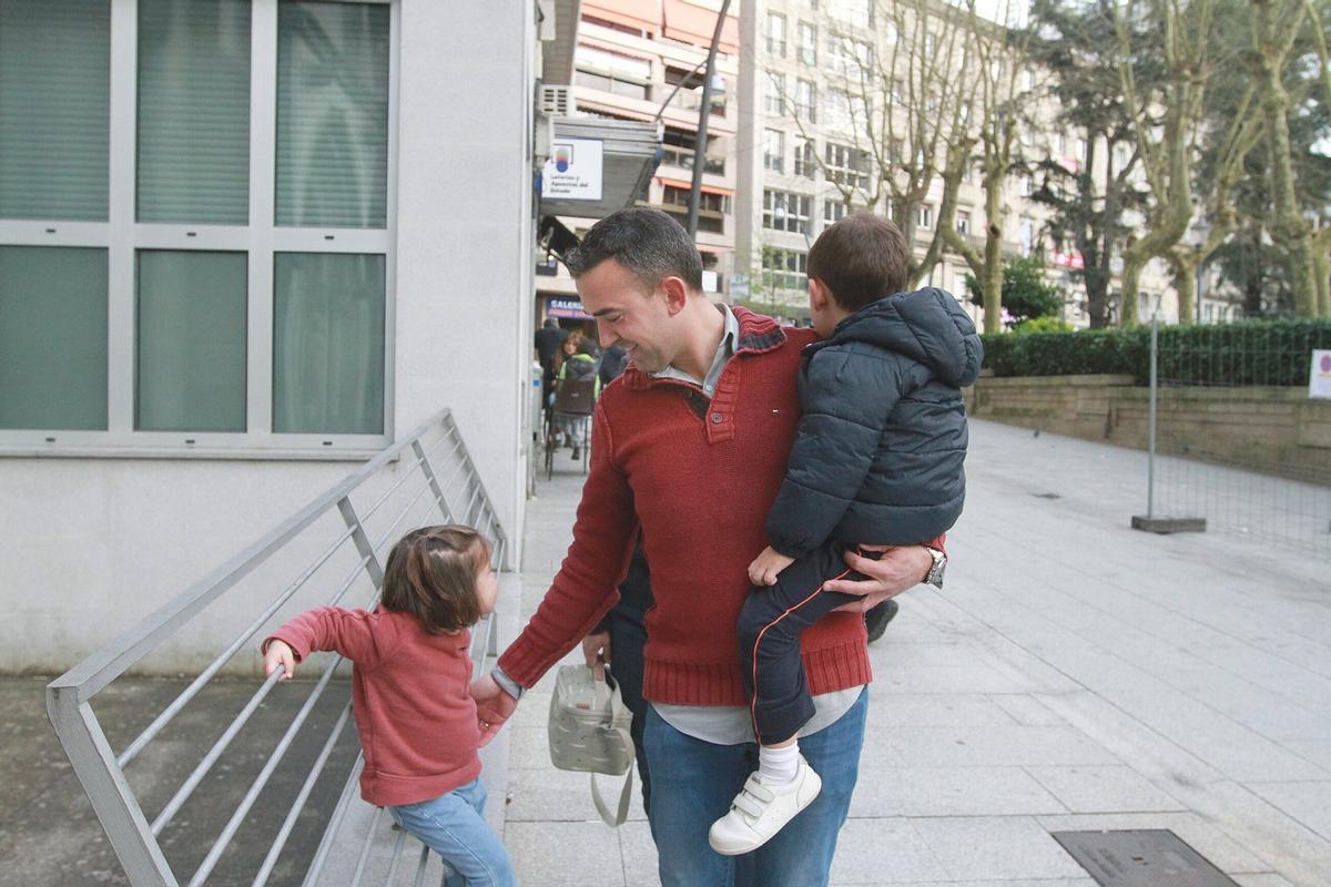 Óscar Rodríguez, con sus hijos Mateo y Martina.