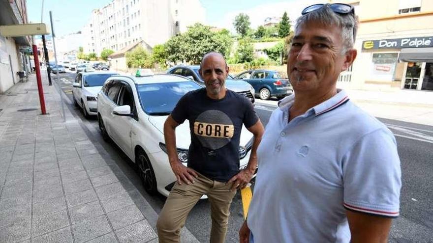 Los taxistas Ricardo Rodríguez y Manuel Arosa, en la nueva parada de Andurique. // FdV