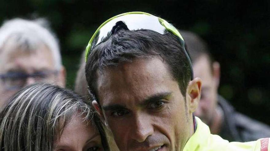 Alberto Contador, ayer, junto a una aficionada.