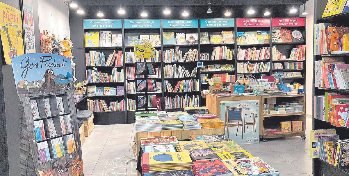 Interior de la librería Abracadabra, en Barcelona.