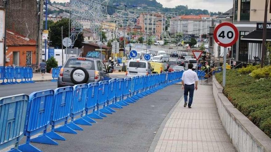 Vallas en la avenida de A Coruña para dar más espacio a los peatones.