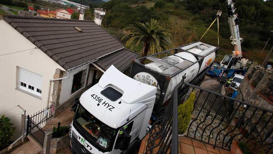 Los operarios, durante las operaciones para trasladar el camión.