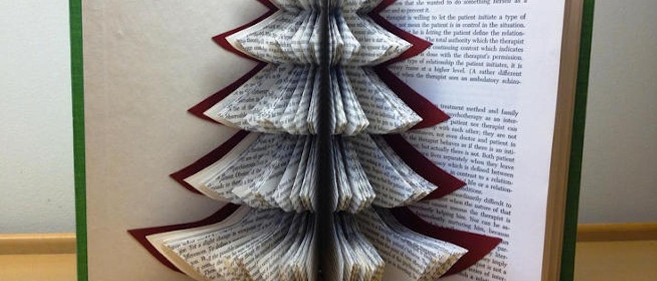 Un libro convertido en árbol de Navidad.