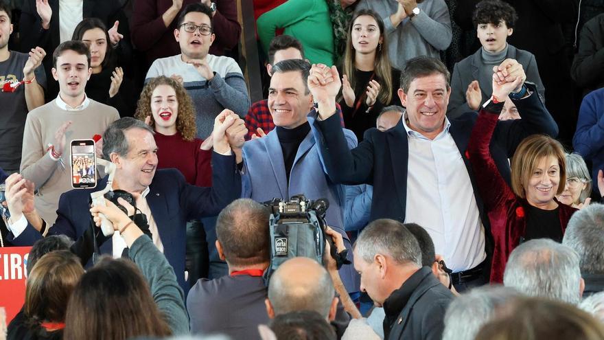 Sánchez arropa a Besteiro en Vigo: &quot;El que haya hilo directo entre Moncloa y la Xunta pone la directa en Galicia&quot;