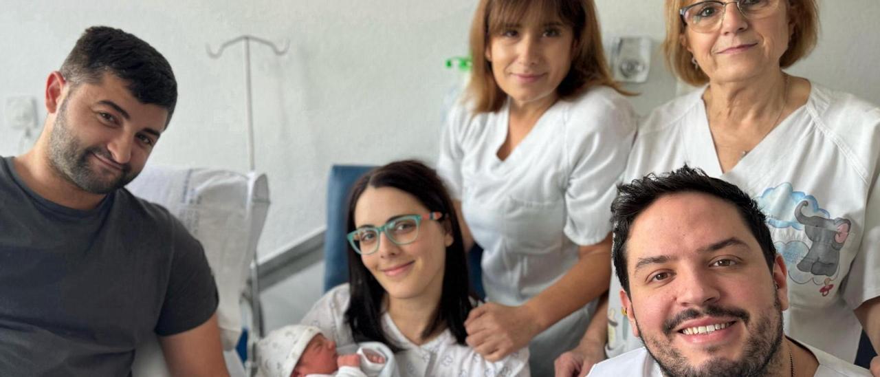 Filip y Nerea (izquierda y centro), con Dragos, el último niño nacido en el hospital ourensano en 2023.