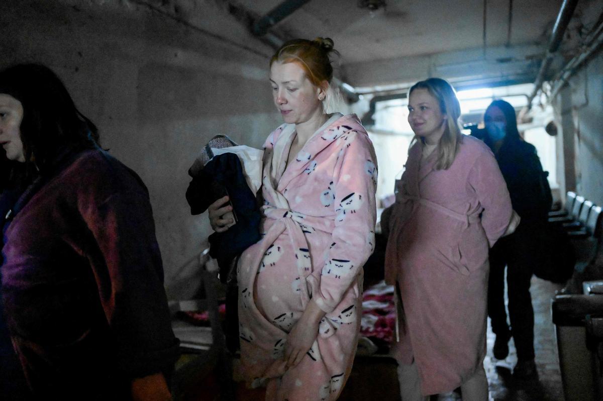 Mujeres embarazadas en uno de los sótanos de la maternidad de Mikolaiv.