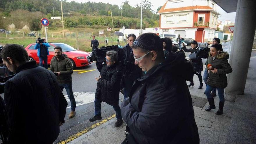 Los cuñados de &quot;El Chicle&quot; abandonan el Juzgado de Ribeira tras retirar la coartada que habían dado a su cuñado para el día de la desaparición de Diana. // Iñaki Abella