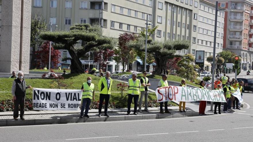 Vecinos protestan en Praza América contra la creación del vial PO-010