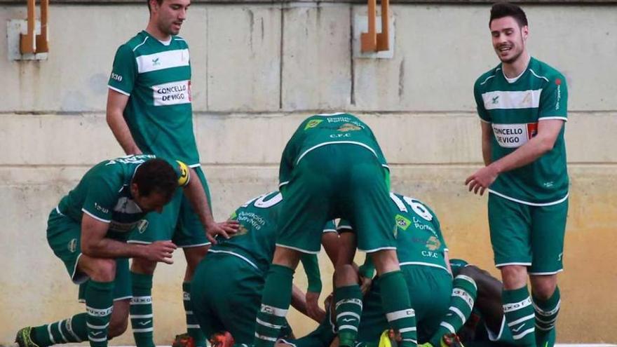 Los jugadores del Coruxo celebran el gol de Ángel, ayer, en Reino de León. // Secundino Pérez