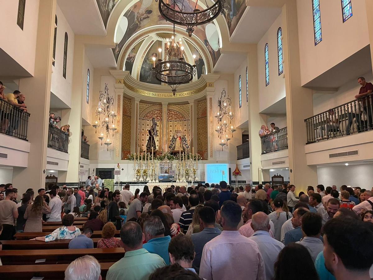 Aspecto de la basílica de la Esperanza justo antes de comenzar el cabildo, llena de archicofrades.