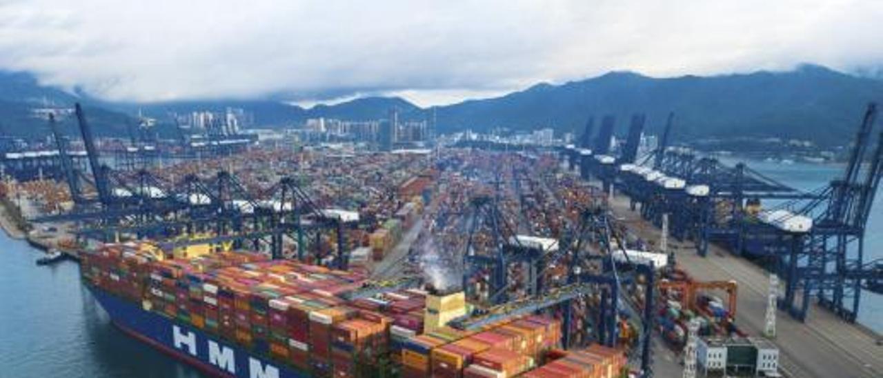 Los contenedores se
acumulan en el puerto chino
de Yantian. | // FDV