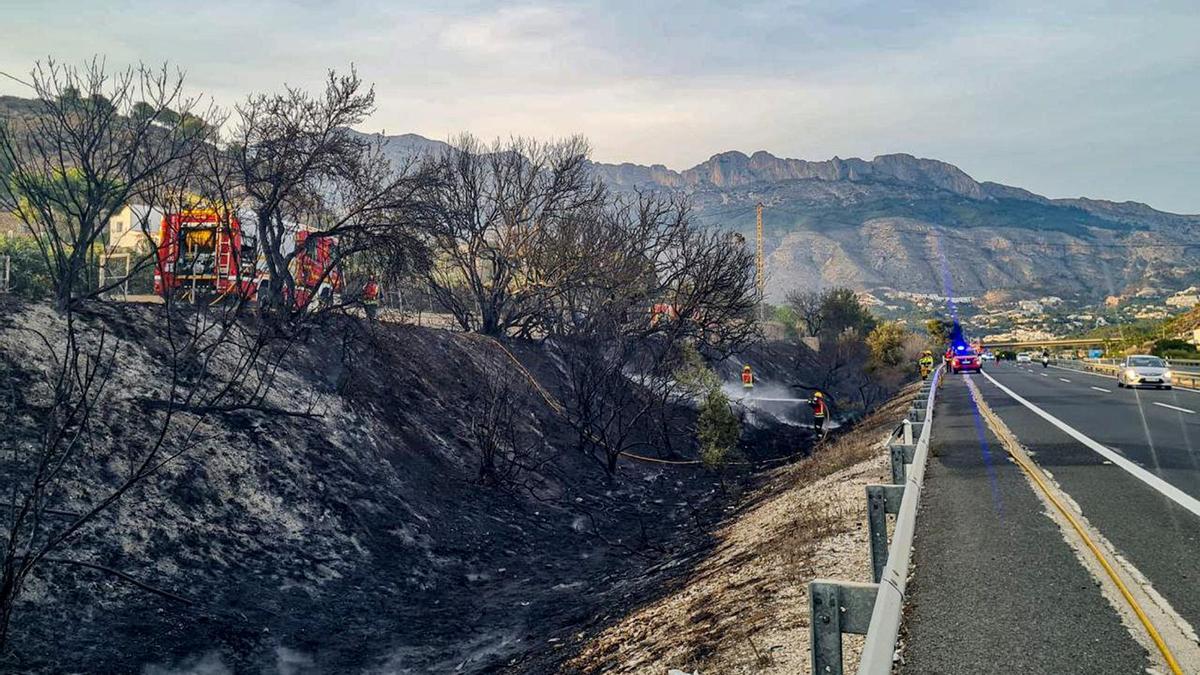 El incendio declarado en la AP-7 a la altura de Altea.