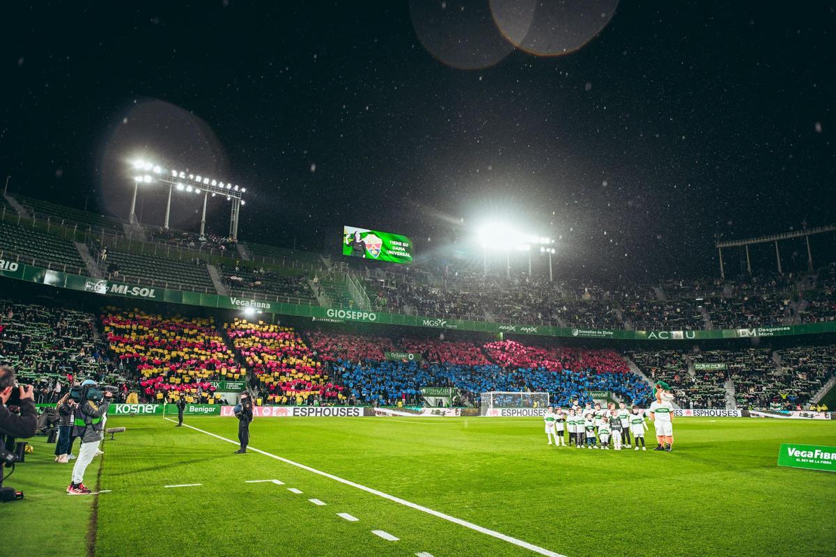 Tifo en el Martínez Valero con la bandera de la ciudad de Elche