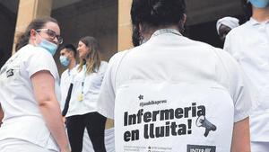 Profesionales de enfermería en la última huelga, en la entrada del hospital Josep Trueta