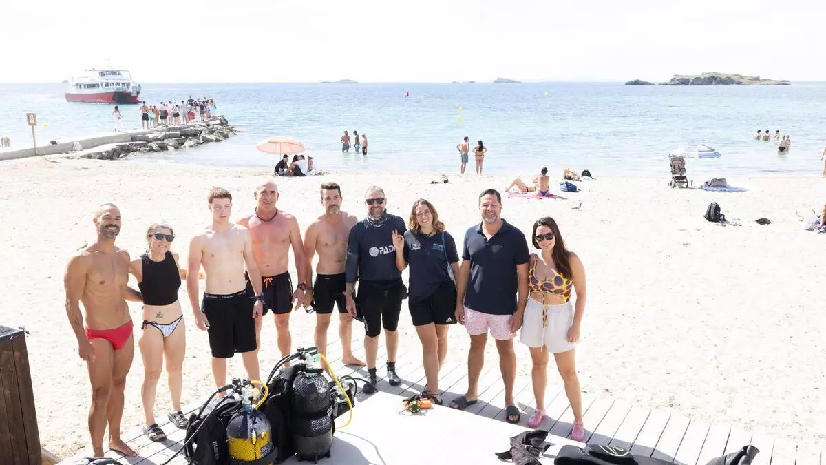 Más de 50 voluntarios y 20 buzos retiran más de cien kilos de residuos de la playa de ses Figueretes