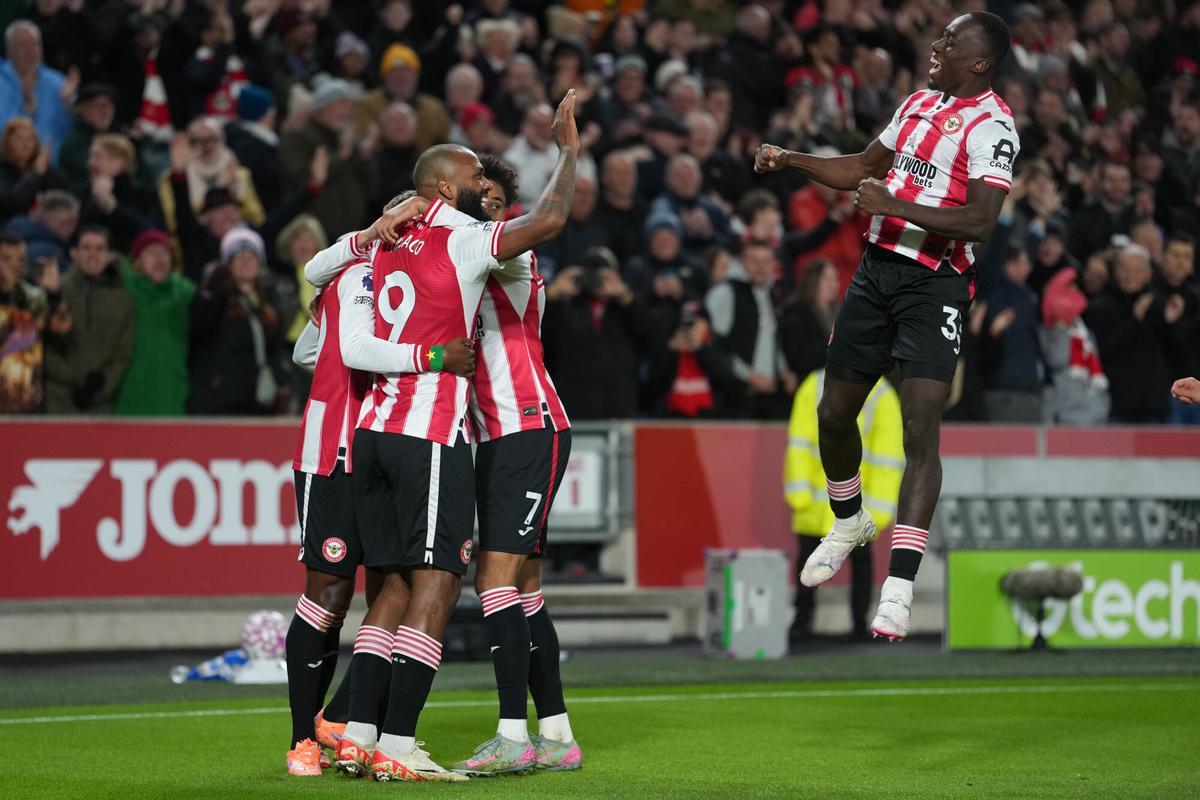 Los jugadores de Brentford celebran después de un gol durante el partido de fútbol de la Premier League entre Brentford y Liverpool en Londres, el sábado 25 de octubre de 2025. (Foto AP/Dave Shopland)
