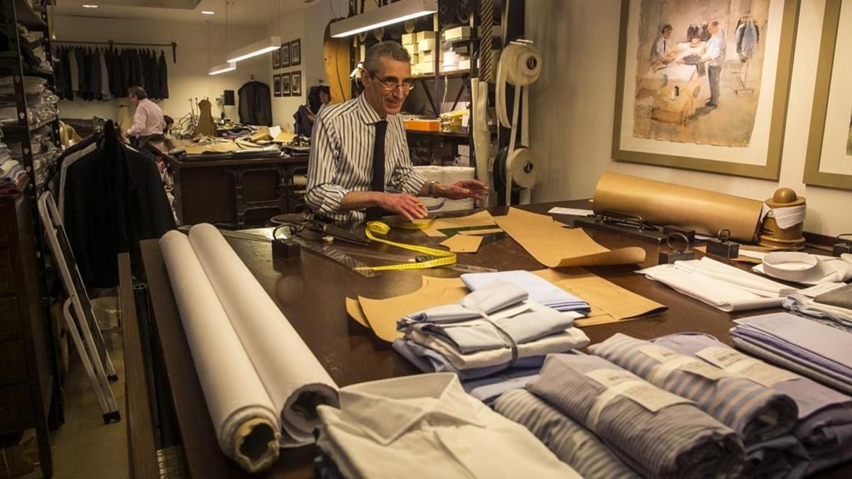 Manuel Manuebens, el experto en camiseria a medida de Santa Eulalia, en el taller de confección de la tienda.