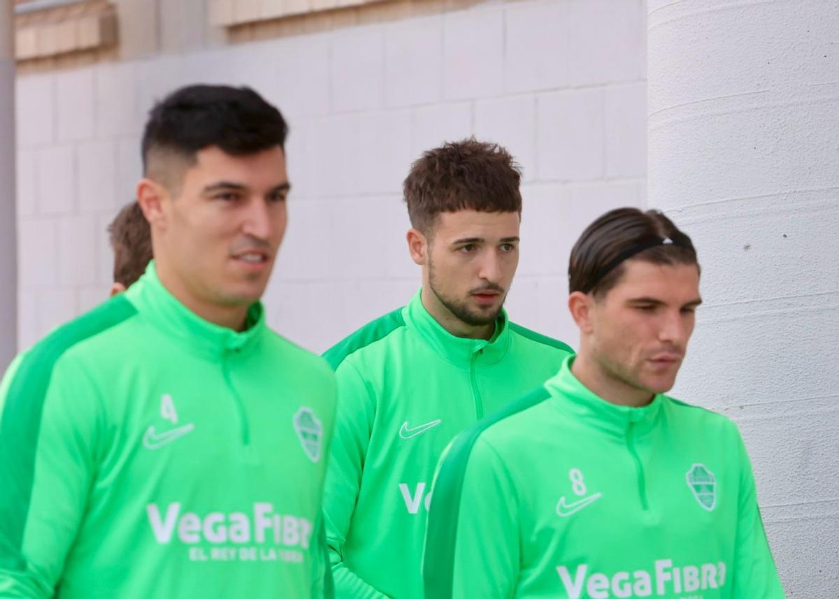 Manu Nieto, junto a Diego González y Raúl Guti, llegando al entrenamiento